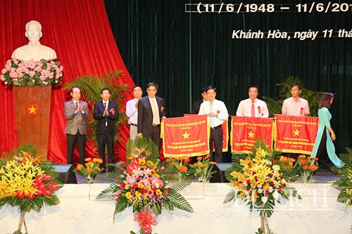 Lãnh đạo Tổng Công ty Khánh Việt nhận Cờ Thi đua của Chính phủ 
